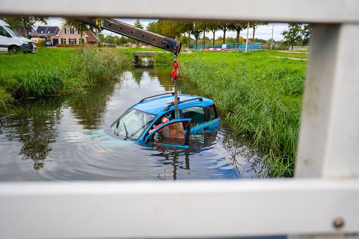 Auto te water in IJsselmuiden door defecte handrem