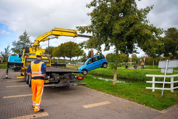 Auto te water in IJsselmuiden door defecte handrem