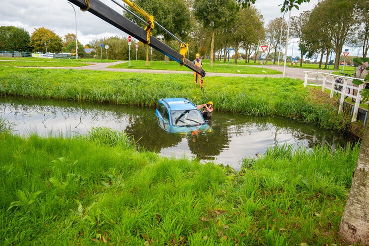 Auto te water in IJsselmuiden door defecte handrem