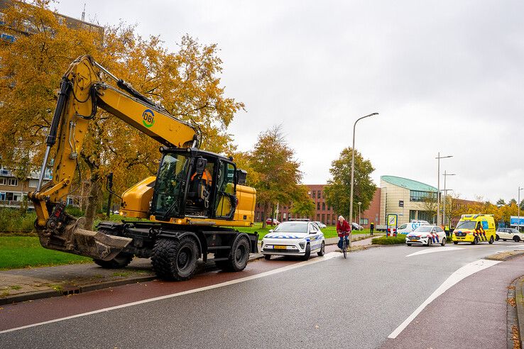 Een fietser raakte gewond bij een ongeval met een graafmachine in Kampen.