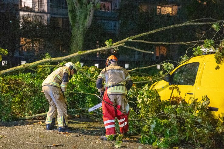 Brandweerlieden in actie aan de Loriestraat in Kampen.