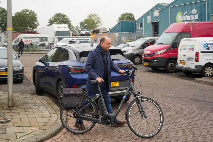 Burgemeester Peter Snijders neemt een kijkje bij de veiligheidsactie.