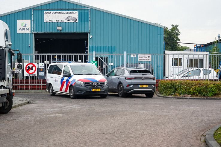 Controle bij autosloperij aan Graham Bellstraat in Zwolle.