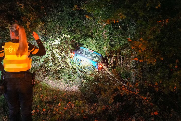 Auto botst tegen boom op Spoolderbergweg in Zwolle