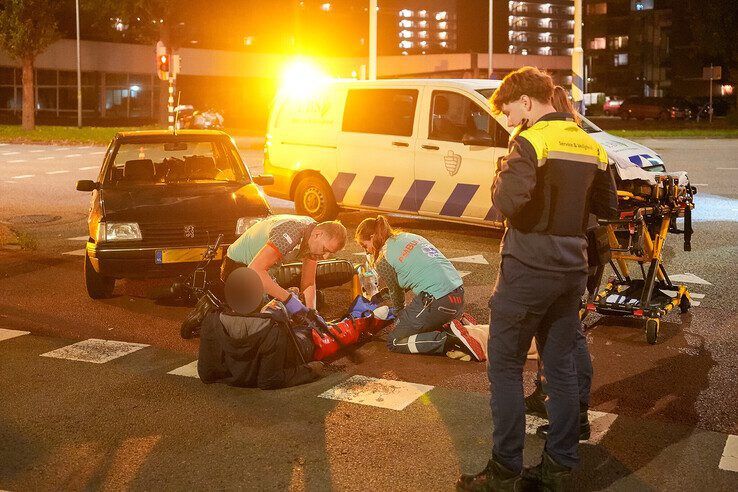 Hulpdiensten bij aanrijding op de Zwartewaterallee in Zwolle.