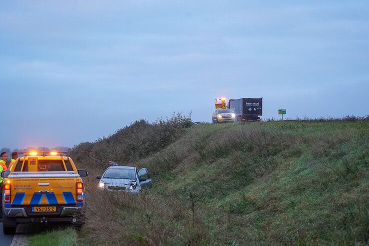 Auto onderaan talud na aanrijding op Hasselterweg in Zwolle.