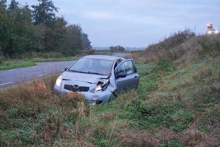 Auto van talud na aanrijding op Hasselterweg in Zwolle