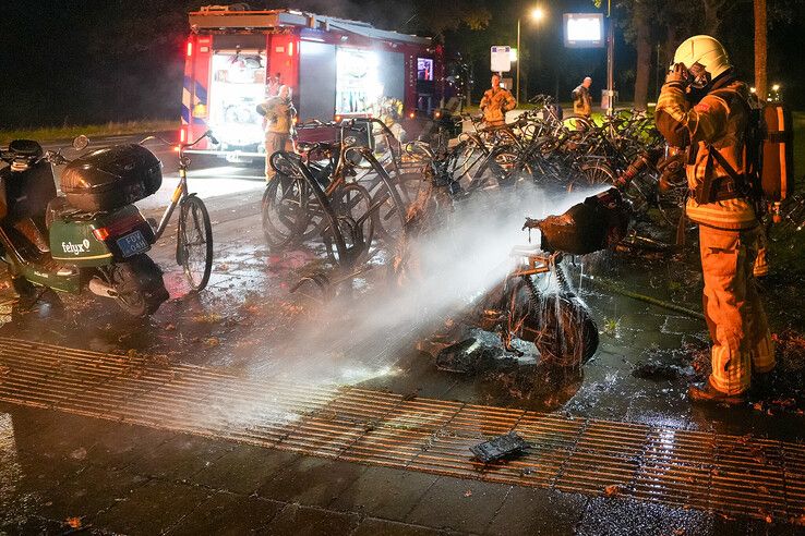 Brandweer blust deelscooter op Kranenburgweg.