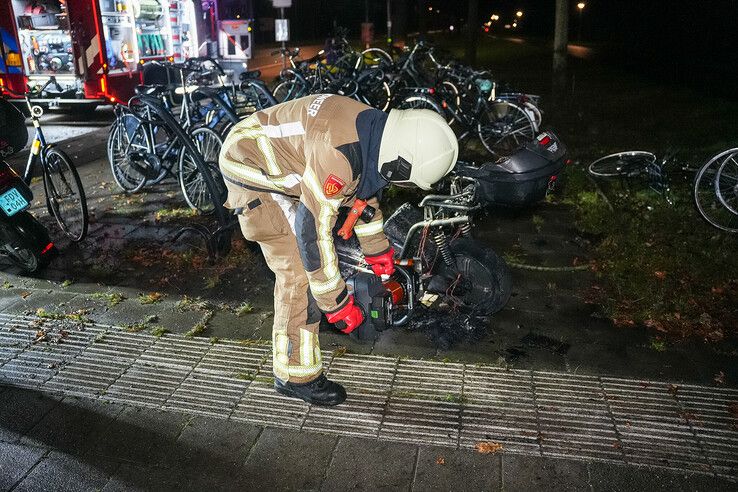 Kort voor vertrek van Felyx uit Zwolle neemt eerste scooter alvast vlammend afscheid