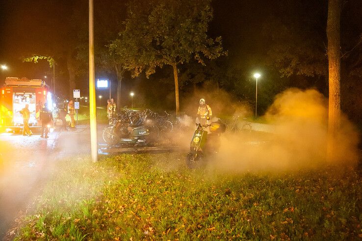 Kort voor vertrek van Felyx uit Zwolle neemt eerste scooter alvast vlammend afscheid