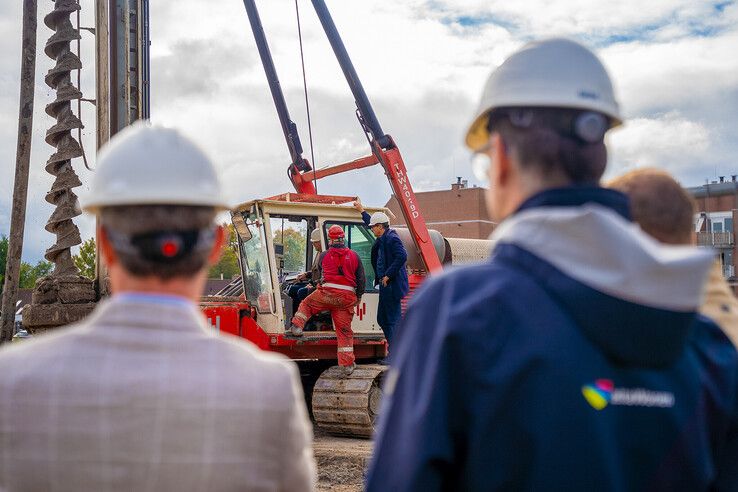 Wethouder Van der Sluis boort eerste paal aan Kennedylaan in Kampen.
