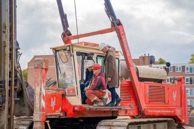 Eerste paal geboord voor nieuw wooncomplex op plek oude bibliotheek Kampen