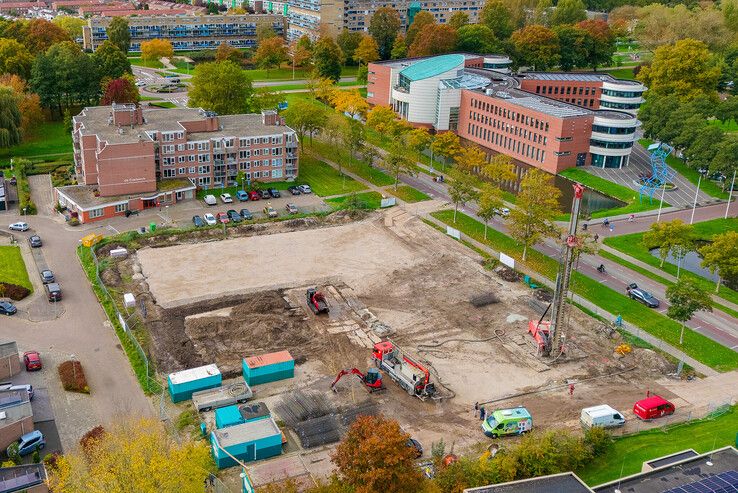Eerste paal geboord voor nieuw wooncomplex op plek oude bibliotheek Kampen