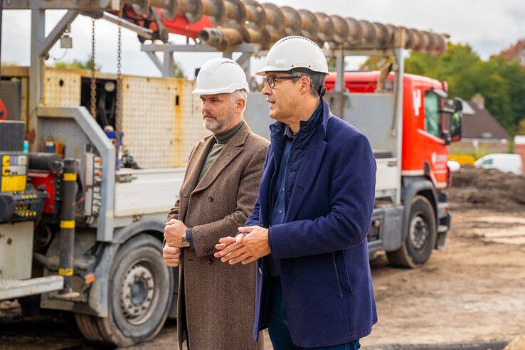Eerste paal geboord voor nieuw wooncomplex op plek oude bibliotheek Kampen