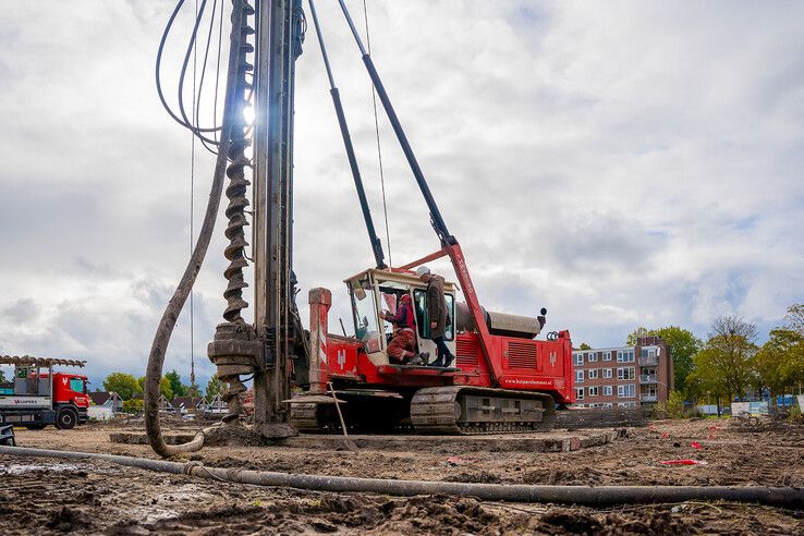 Eerste paal geboord voor nieuw wooncomplex op plek oude bibliotheek Kampen