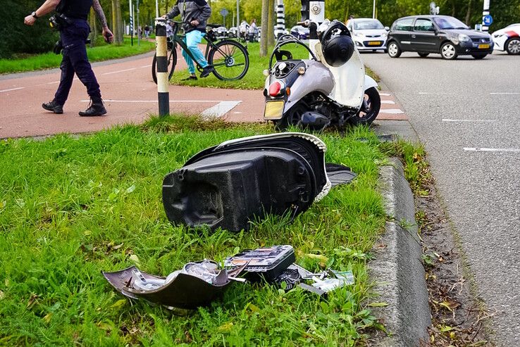 Een scooterrijder raakte gewond op de Middelweg in Zwolle.