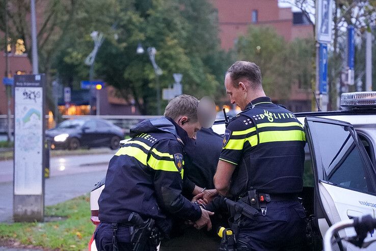 Agenten slaan de automobilist uit Hasselt in de boeien in Zwolle.