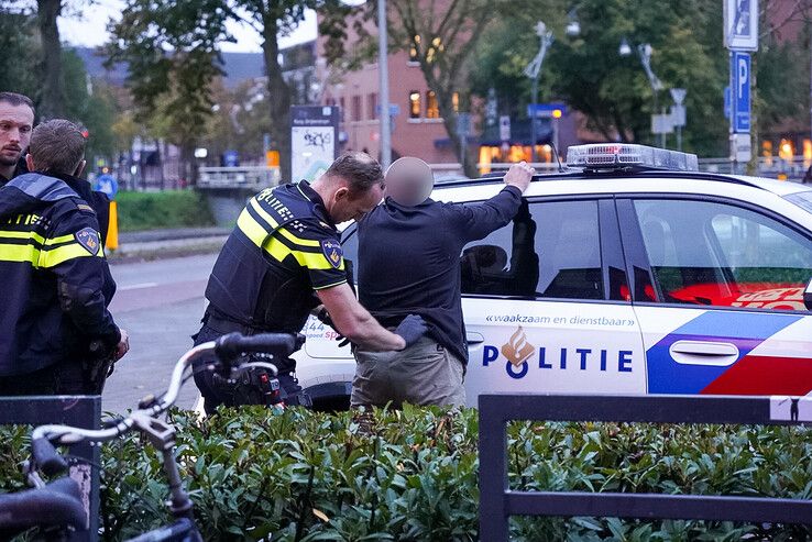 Man (52) uit Hasselt rijdt onder invloed door na aanrijding in Zwolle en doet ‘een plasje’ op ongevalsplek