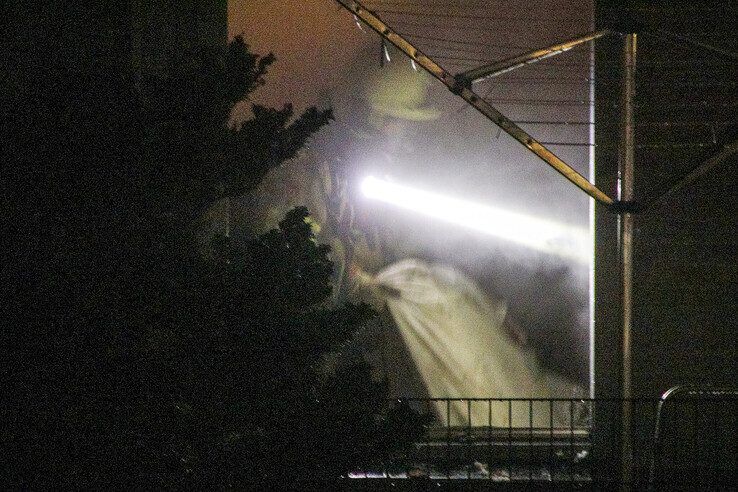 In beeld: Grote brand in Kampen snel onder controle, flat ontruimd (video)