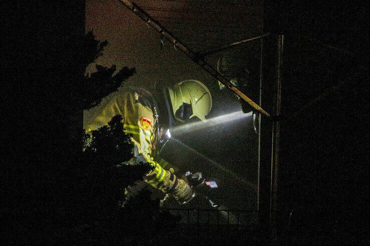 In beeld: Grote brand in Kampen snel onder controle, flat ontruimd (video)