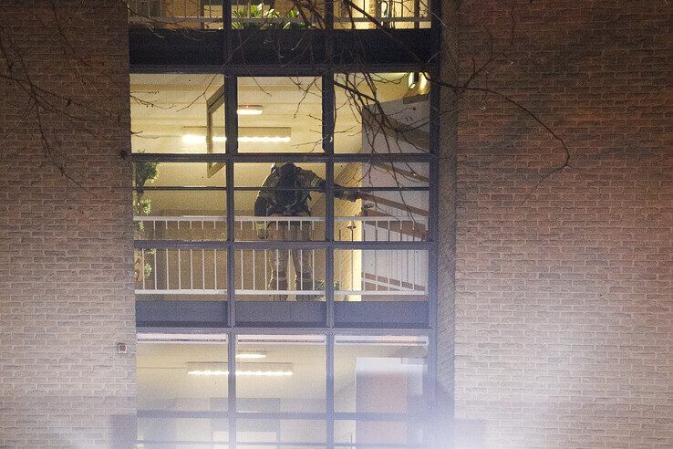 In beeld: Grote brand in Kampen snel onder controle, flat ontruimd (video)
