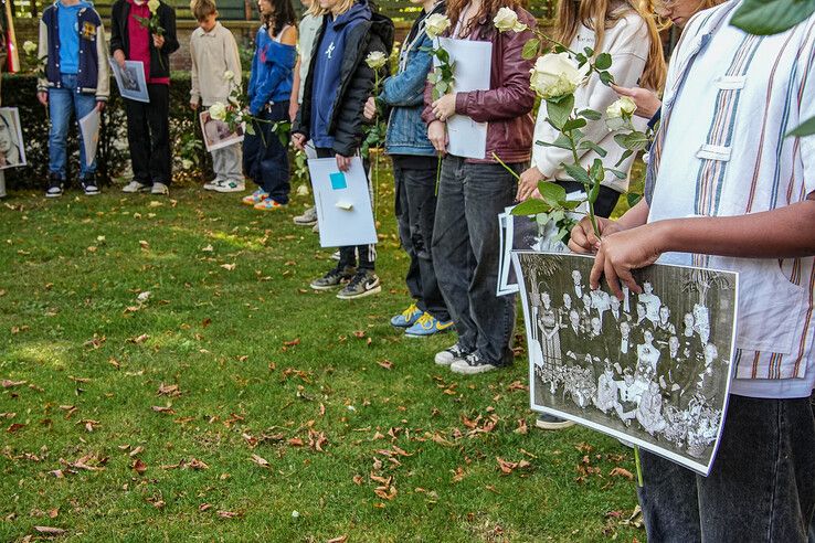 In beeld: Leerlingen herdenken deportatie Joden in Zwolle