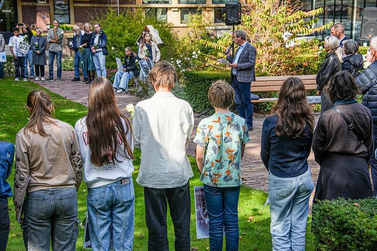 In beeld: Leerlingen herdenken deportatie Joden in Zwolle