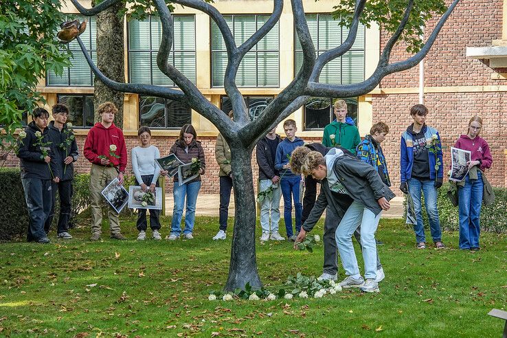 In beeld: Leerlingen herdenken deportatie Joden in Zwolle