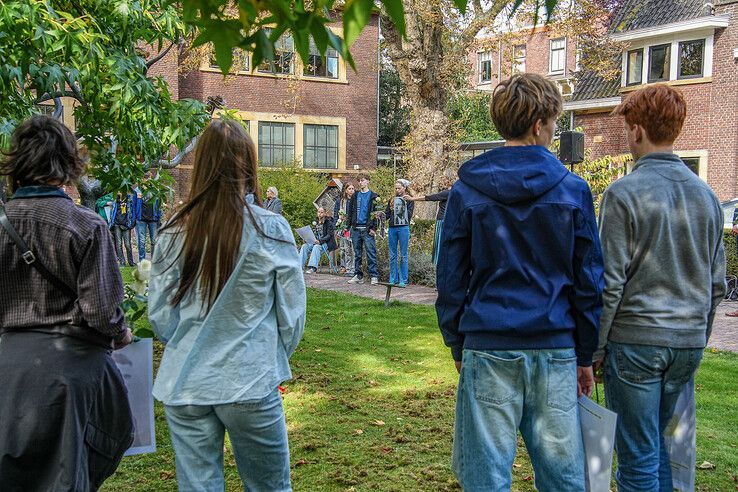 In beeld: Leerlingen herdenken deportatie Joden in Zwolle