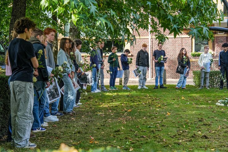 In beeld: Leerlingen herdenken deportatie Joden in Zwolle