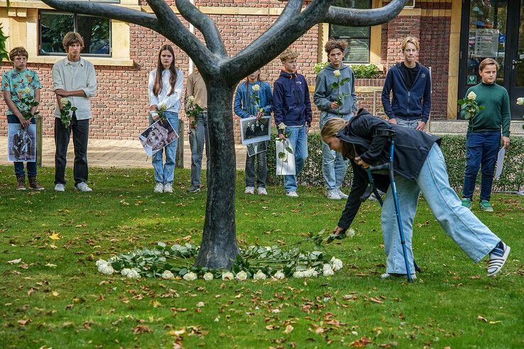 In beeld: Leerlingen herdenken deportatie Joden in Zwolle