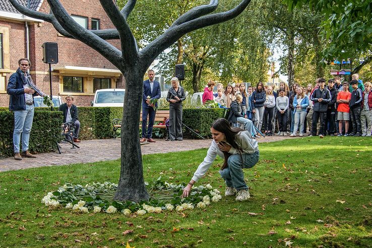 In beeld: Leerlingen herdenken deportatie Joden in Zwolle