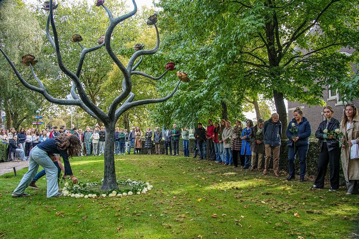 In beeld: Leerlingen herdenken deportatie Joden in Zwolle