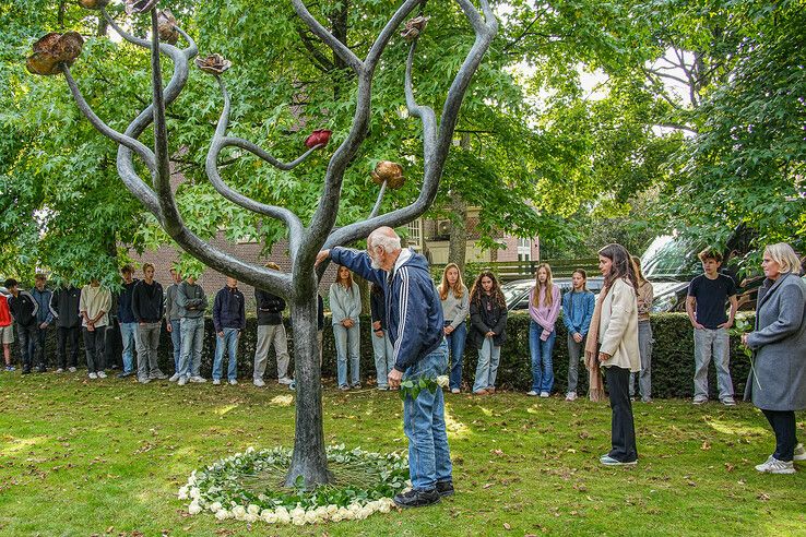 In beeld: Leerlingen herdenken deportatie Joden in Zwolle