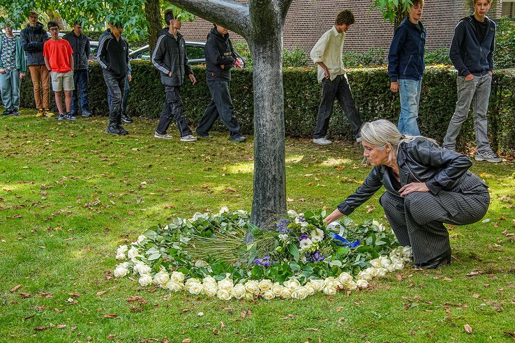 In beeld: Leerlingen herdenken deportatie Joden in Zwolle