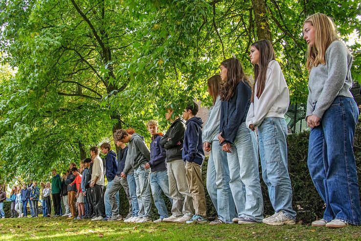 In beeld: Leerlingen herdenken deportatie Joden in Zwolle
