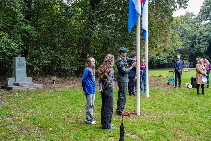 In beeld: Leerlingen herdenken oorlogsslachtoffers in Zwolle