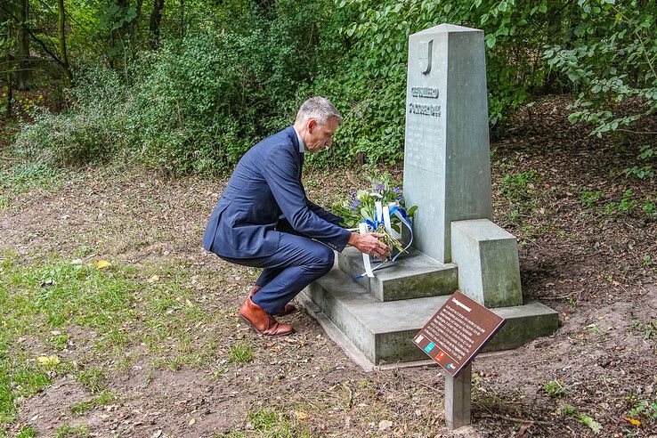 In beeld: Leerlingen herdenken oorlogsslachtoffers in Zwolle