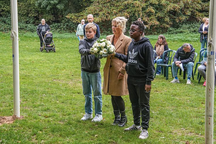 In beeld: Leerlingen herdenken oorlogsslachtoffers in Zwolle