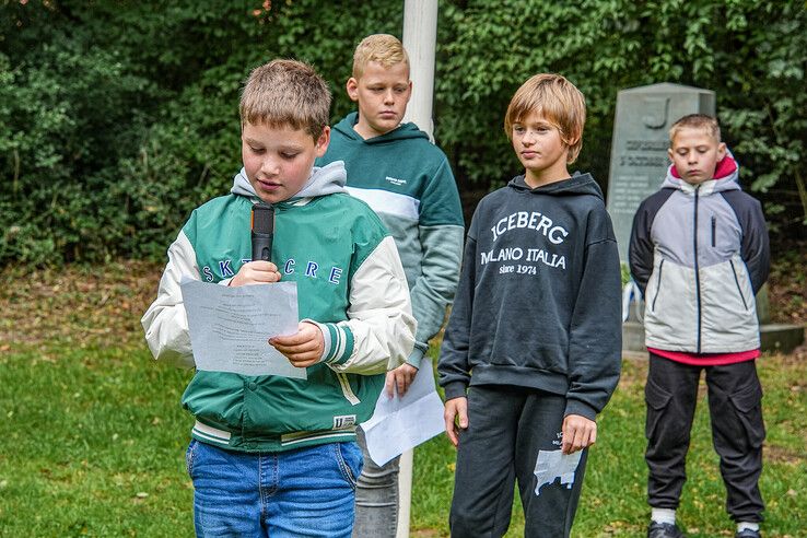 In beeld: Leerlingen herdenken oorlogsslachtoffers in Zwolle