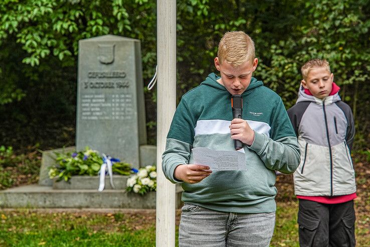 In beeld: Leerlingen herdenken oorlogsslachtoffers in Zwolle