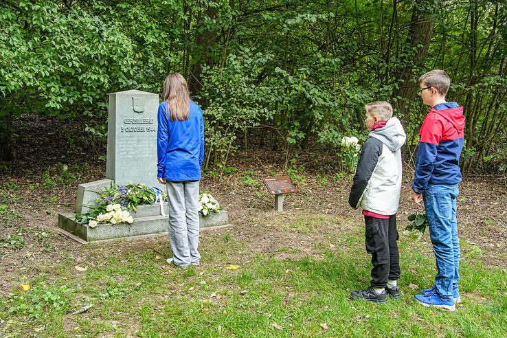 In beeld: Leerlingen herdenken oorlogsslachtoffers in Zwolle