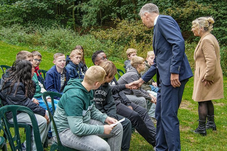 In beeld: Leerlingen herdenken oorlogsslachtoffers in Zwolle