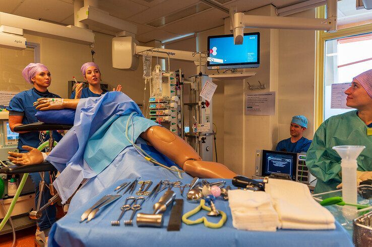 In beeld: Iedereen wil de operatiekamer in – grote drukte bij opleidingsmarkt Isala Zwolle
