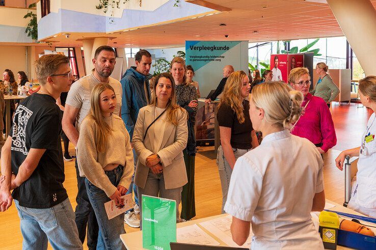 In beeld: Iedereen wil de operatiekamer in – grote drukte bij opleidingsmarkt Isala Zwolle