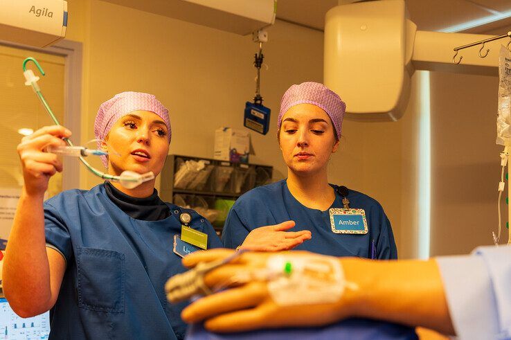 In beeld: Iedereen wil de operatiekamer in – grote drukte bij opleidingsmarkt Isala Zwolle