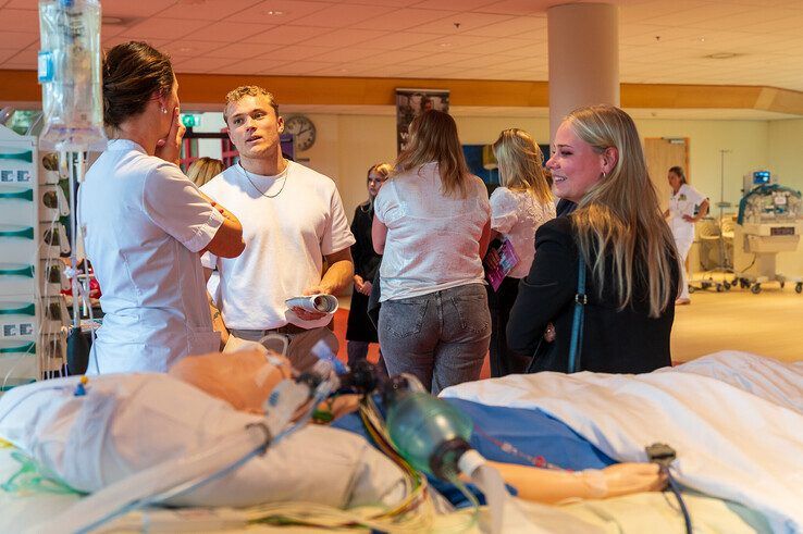 In beeld: Iedereen wil de operatiekamer in – grote drukte bij opleidingsmarkt Isala Zwolle
