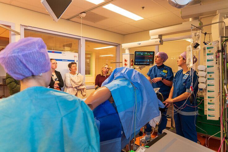 In beeld: Iedereen wil de operatiekamer in – grote drukte bij opleidingsmarkt Isala Zwolle