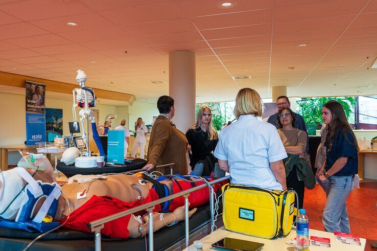 In beeld: Iedereen wil de operatiekamer in – grote drukte bij opleidingsmarkt Isala Zwolle