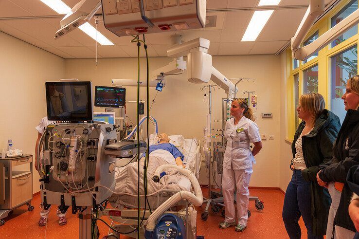 In beeld: Iedereen wil de operatiekamer in – grote drukte bij opleidingsmarkt Isala Zwolle
